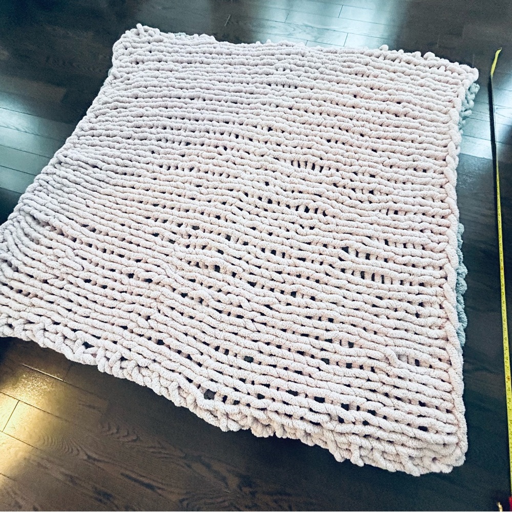 Chunky Knit Blanket in Soft Pink